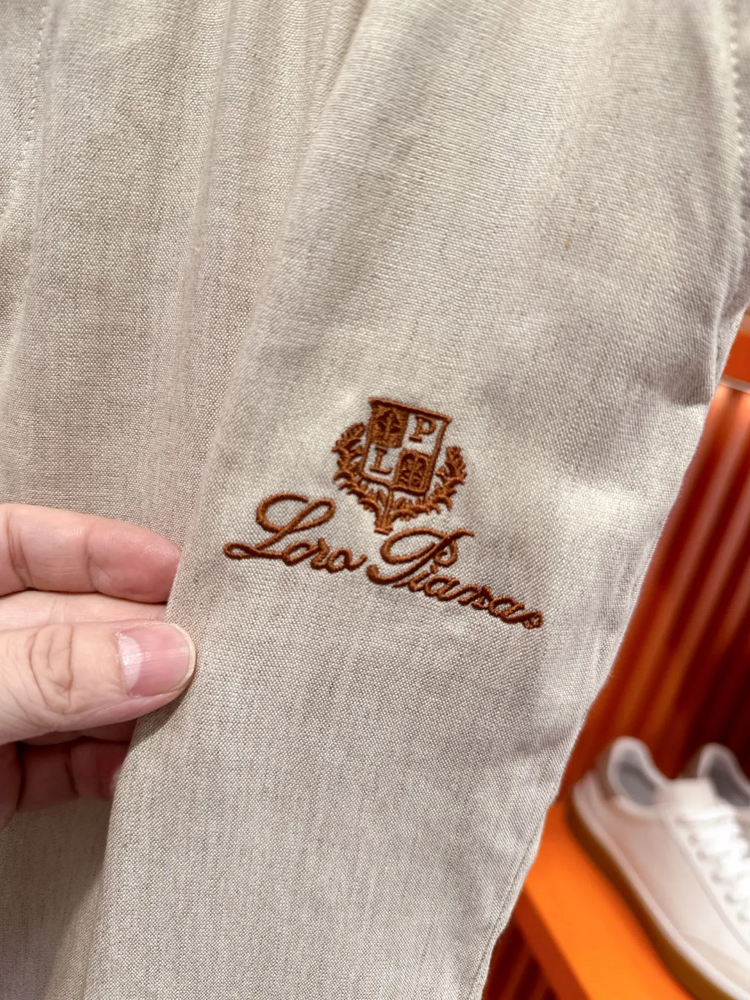LORO PIANA Loro Piana LP slightly wide version S-XL (the suit does not come apart, 💯Tencel linen) 26SS Loro piana autumn and winter models are hotly shipped | Exclusively customized official website counter Same Style LP🌟casual suit·Old money style Middle Eastern Tencel linen fabric, top shirt👔chest pocket logo🪡embroidery Pants👖Logo🪡 embroidered, 100% Tencel linen, soft to the touch and not easily deformed, anti-pilling technology, extremely comfortable on the upper body, solid color lapel shirt👔Pants👖, solid color ribbed edges full of details. The simple version is not flattering to the body shape, and the original fabrics are standard. The skin-friendly and breathable texture is suitable for all daily scenes. It can be switched between commuting and leisure with one click. It shows high-end taste in a low-key manner, and provides comfort and style throughout autumn and winter. The inner hemming is evenly and meticulously routed, and the texture and texture are super soft. It is very light and soft, and feels extremely delicate and silky. The finer the yarn, the harder it is to work, and it is very time-consuming and material-consuming. It is a super rare product. The particularity of the fabric of each piece of clothing makes it silky soft and smooth. The unique embroidery pattern on the chest, you can feel its softness and smoothness when it comes into contact with the skin! The overall design is simple and grand, continuing Classic. The calm and elegant Classic color scheme naturally exudes a casual, elegant and sophisticated style, highlighting the style of a major manufacturer. Fabric, quite wide and comfortable. Delicate, easy to wear, dry, breathable and non-stick. The texture is light and there is no pressure on the upper body, as if it can breathe. Whether it is wiring, cutting or hardware configuration, it is the highest level of craftsmanship. Every detail is meticulous and quite elegant! The minimalist style structure is grand, natural, and highly recognizable. The upper body will never go wrong with the matching performance, and there is no doubt about it! Color: Linen Gray Size: M-3XL Size charti: Top size chart: M: Shoulder width 52-bust 54-dress length 69 L: Shoulder width 54-chest 56-dress length 71 Pants size chart: M: Seat circumference 107 - Waist circumference 78 - Panty length 103 L: Seat circumference 111 - Waist circumference 82 - Panty length 105